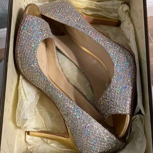 Enzo angiolini size 7 gold and silver glitter peep toe heels.